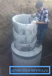 Fotografija instalacije bunara od betonskih proizvoda, pokazujući volumen ovih elemenata, iz koje možete dobiti ideju o težini Fotografija instalacije bunara od betonskih proizvoda, pokazujući volumen ovih elemenata, iz koje možete dobiti ideju o težini