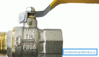 Matica, omogućavajući vam da zategnete pečat, krije se pod ručkom.