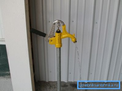 Hidrant se uklapa u okolni pejzaž. Hidrant se uklapa u okolni pejzaž.