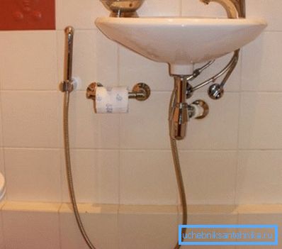 Ponekad se montira kiša na dvostranu traku, što eliminiše potrebu za bušenjem zidova. Ponekad se montira kiša na dvostranu traku, što eliminiše potrebu za bušenjem zidova.