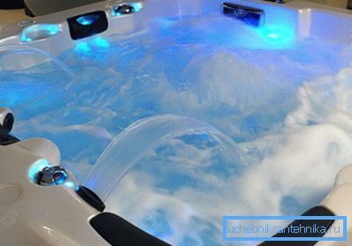 Upotreba jacuzzi ili hidromasaža zahteva najmanje 4 barske pritiske u sistemu za dovod vode Upotreba jacuzzi ili hidromasaža zahteva najmanje 4 barske pritiske u sistemu za dovod vode