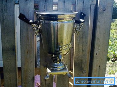Korišćenje starog samovar za umivaonik. Korišćenje starog samovar za umivaonik.