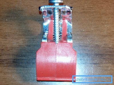 Proizvod od metala i plastike u uvećanom obliku. Proizvod od metala i plastike u uvećanom obliku.