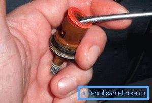 Uklanjanje utikača iz delova metalne kutije Uklanjanje utikača iz delova metalne kutije