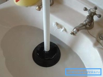 Kako brzo očistiti pregradu u umivaoniku pomoću klipa Kako brzo očistiti pregradu u umivaoniku pomoću klipa
