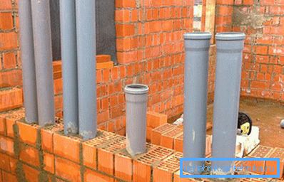 Kanalizacija i ventilacija se odvijaju od kanalizacionih cijevi u zidovima