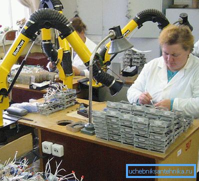 Svako radno mesto može biti opremljeno ličnim izduvnim poklopcem. Svako radno mesto može biti opremljeno ličnim izduvnim poklopcem.