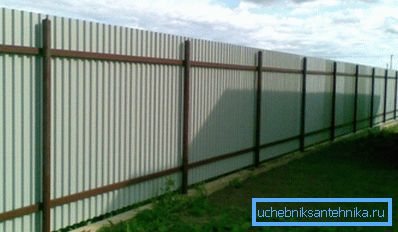 Klasična baštenska ograda od metalnog profila. Klasična baštenska ograda od metalnog profila.
