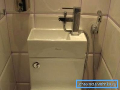 Kompaktan sudoper na rezervoaru sa priključkom za tuširanje. Kompaktan sudoper na rezervoaru sa priključkom za tuširanje.