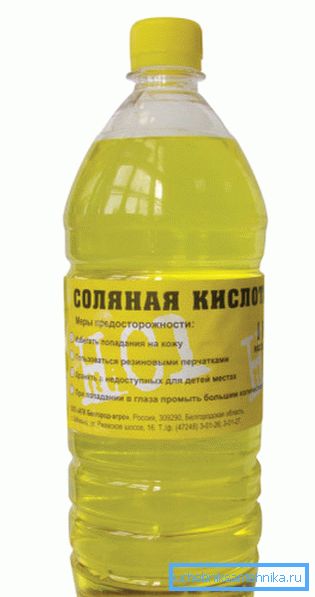 Koncentrisana hlorovodonična kiselina se prodaje u plastičnoj bočici. Koncentrisana hlorovodonična kiselina se prodaje u plastičnoj bočici.
