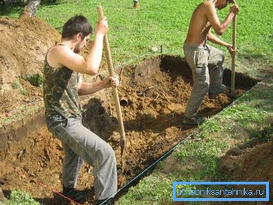 Kopanje jarka pod kanalizacijom. Kopanje jarka pod kanalizacijom.