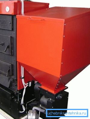 Kotao KCM može biti opremljen bunkerom za automatsko punjenje peleta.