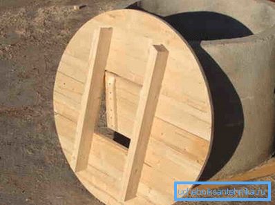 Okrugli drveni poklopac dobro sa lopaticom Okrugli drveni poklopac dobro sa lopaticom