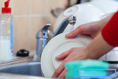 Sudoperi 40 cm do 40 cm u potpunosti prekrivaju prljava posuđa namenjena za pranje Sudoperi 40 cm do 40 cm u potpunosti prekrivaju prljava posuđa namenjena za pranje