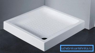 Kvadratna ladica prosečne dubine od sanitarne faience.