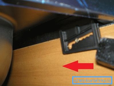 Lagano dodirivanje plastičnog nosača pomera se u konstrukcionu poziciju. Lagano dodirivanje plastičnog nosača pomera se u konstrukcionu poziciju.