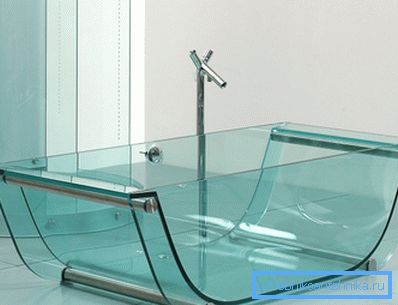 Lakost i transparentnost stakla ispunjavaju kupatilo svetlom