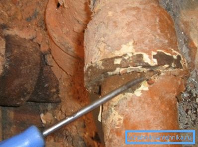 Višak materijala oko zvona nežno se rastavlja Višak materijala oko zvona nežno se rastavlja