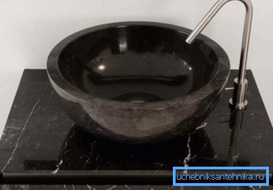 Amaterska fotografija završene konstrukcije od mermera na ormanu istog materijala Amaterska fotografija završene konstrukcije od mermera na ormanu istog materijala