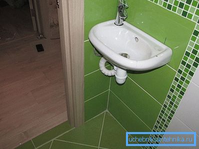 Mali umivaonik na zidu Mali umivaonik na zidu