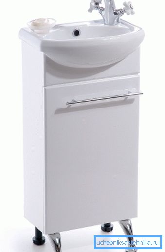Mali umivaonik sa kadom za toalet. Mali umivaonik sa kadom za toalet.