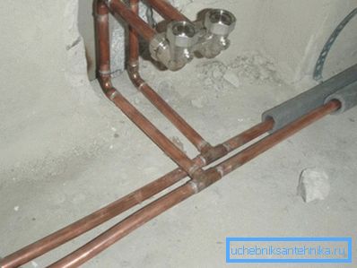 Bakarna vodovodna cev je jaka, izdržljiva, ali vrlo skupa i teška za instalaciju. Bakarna vodovodna cev je jaka, izdržljiva, ali vrlo skupa i teška za instalaciju.