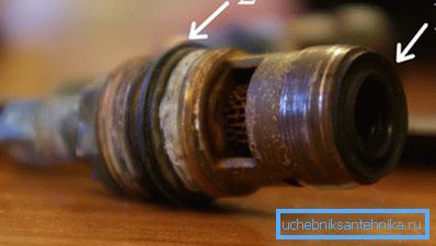 Lokacije gumenih zaptivki na mehanizmu za blokiranje miksera, u slučaju oštećenja na kome skoro uvek dođe do ovakvog defekta Lokacije gumenih zaptivki na mehanizmu za blokiranje miksera, u slučaju oštećenja na kome skoro uvek dođe do ovakvog defekta