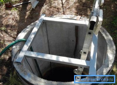 Metalni okvir za držanje pumpe na otvorenom. Metalni okvir za držanje pumpe na otvorenom.