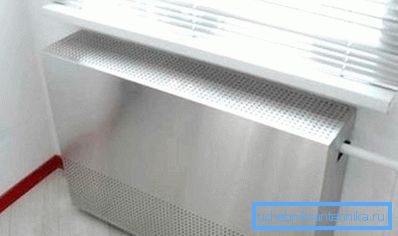 Metalni ekran na radijatoru sa otvorima za slobodno cirkulaciju vazduha Metalni ekran na radijatoru sa otvorima za slobodno cirkulaciju vazduha