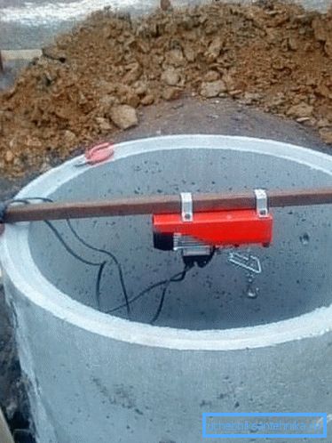 Mini dizalica za izvlačenje napunjenih kašika.