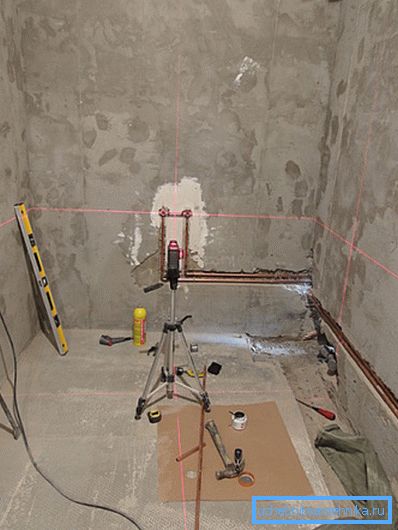 Instalacija bakarne vode vodi u žljebovima. Instalacija bakarne vode vodi u žljebovima.