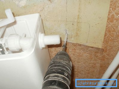 Ugradnja rezervoara za plastične cevi na površini zida Ugradnja rezervoara za plastične cevi na površini zida