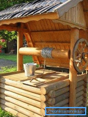 Na slici - bunar sa lopaticom ispod krošnje Na slici - bunar sa lopaticom ispod krošnje