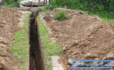 Na fotografiji - postavljanje vodovodnih cevi iz bunara Na fotografiji - postavljanje vodovodnih cevi iz bunara