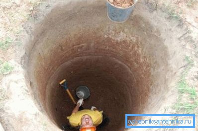 Na fotografiji - proces kopanja bunara. Na fotografiji - proces kopanja bunara.