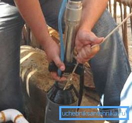 Na slici - ugradnja pumpe u bunar Na slici - ugradnja pumpe u bunar