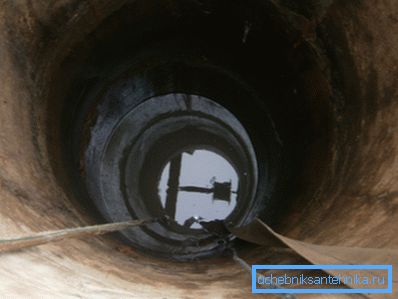 Na fotografiji - rudnik za vodu sa potopljenom pumpom Na fotografiji - rudnik za vodu sa potopljenom pumpom
