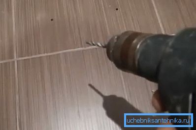 Na fotografiji - uredne rupe u pločici Na fotografiji - uredne rupe u pločici