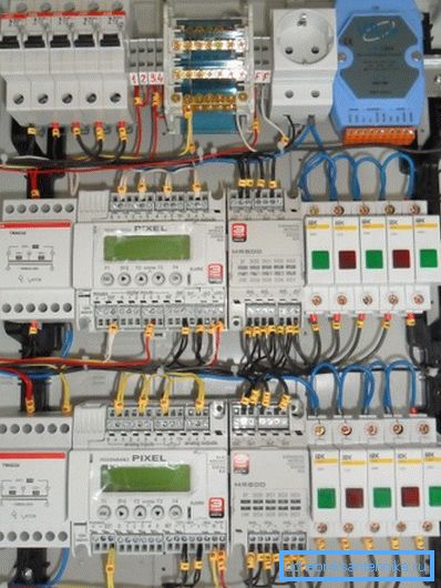 Na fotografiji - automatska ventilacija za 4 instalacije. Na fotografiji - automatska ventilacija za 4 instalacije.
