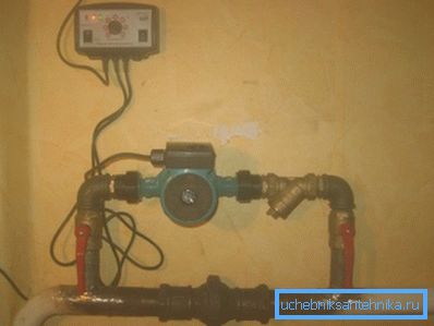 Na fotografiji, obilaznica između vezica je opremljena kontrolnim ventilom za kuglanje. Na fotografiji, obilaznica između vezica je opremljena kontrolnim ventilom za kuglanje.