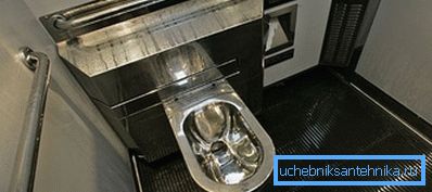 Na fotografiji se nalazi metalna sanitarna čaura koja se nalazi u vozačkom vozu. Na fotografiji se nalazi metalna sanitarna čaura koja se nalazi u vozačkom vozu.