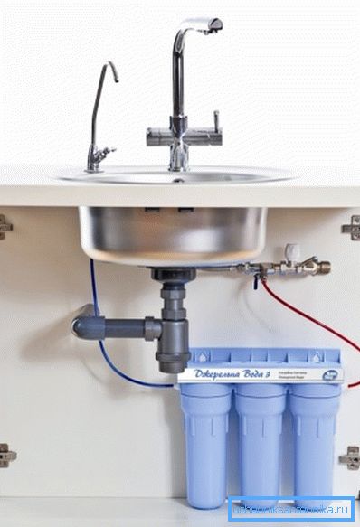 Na slici - mineralizator za sisteme za prečišćavanje vode ispod sudopera Na slici - mineralizator za sisteme za prečišćavanje vode ispod sudopera