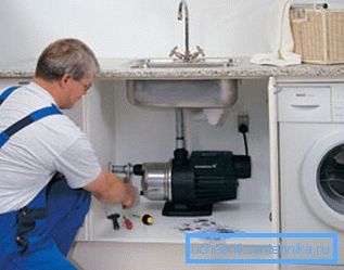 Na fotografskoj instalaciji kuhinjske pumpe. Na fotografskoj instalaciji kuhinjske pumpe.