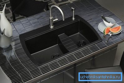 Na slici: kameni sudoperi nisu samo funkcionalni, već izgledaju i veoma stilski. Na slici: kameni sudoperi nisu samo funkcionalni, već izgledaju i veoma stilski.