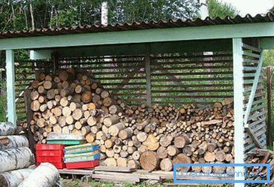 Na fotografiji - nadstrešnica za skladištenje ogrevnog drveta Na fotografiji - nadstrešnica za skladištenje ogrevnog drveta