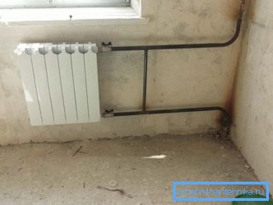 Na fotografiji - nešto komplikovanija verzija instalacije radijatora sa ugradnjom zapornih ventila. Na fotografiji - nešto komplikovanija verzija instalacije radijatora sa ugradnjom zapornih ventila.