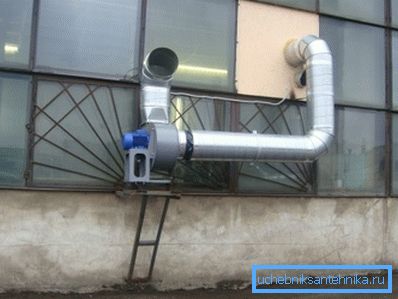 Na fotografiji - opremljen sistem za razmenu vazduha u industrijskom preduzeću. Na fotografiji - opremljen sistem za razmenu vazduha u industrijskom preduzeću.