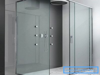 Na fotografiji - stakleni panel u dizajnu minimalističkog tuša. Na fotografiji - stakleni panel u dizajnu minimalističkog tuša.