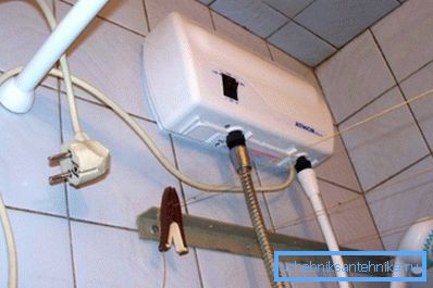 Na slici - priključite crevo za tuširanje. Na slici - priključite crevo za tuširanje.