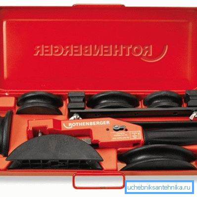 Na slici je prikazan set ručnih alata za rad sa metalnom plastikom. Na slici je prikazan set ručnih alata za rad sa metalnom plastikom.